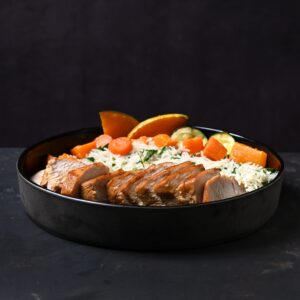 חזה עוף עם אורז, תרד וירקות מוקפצים