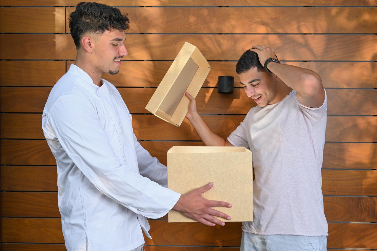 איתמר ולני עם משלוח