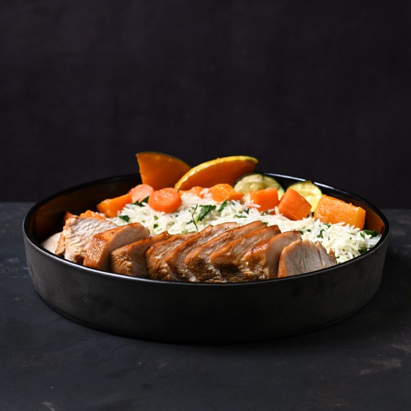 חזה עוף עם אורז, תרד וירקות מוקפצים